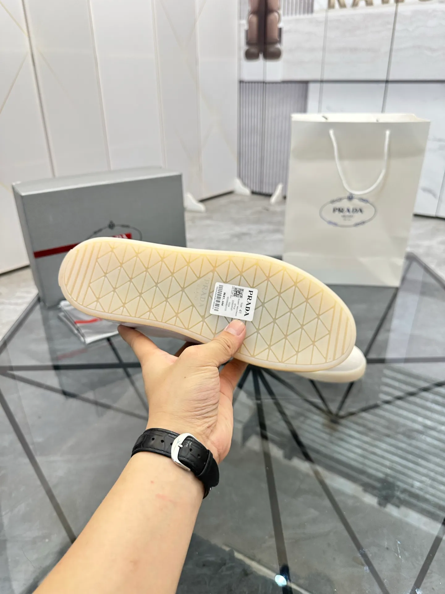Men's shoes for sale 💰: 💰P540¥ High-end top quality Product trademark: Prada *"Prada*" low-top casual shoes Regular size: 38-45 (can be customized to 46) Product materials: imported first-layer cowhide for the upper, water-dyed cowhide lining, cowhide feet, original outsole. No.: 001